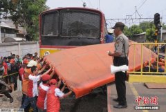 印尼一辆面包车与火车相撞 至少14人死亡(组图