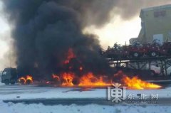 京哈高速公路油罐车起火引燃一货车