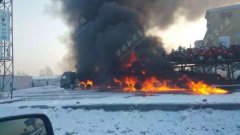 京哈高速公路一油罐车起火引燃大挂车