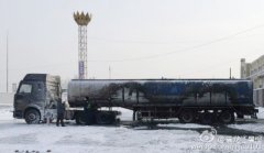 油罐车起火引燃货车驾驶室