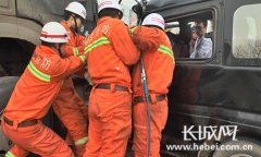 商务车不幸撞上柴油罐车两人被困 消防官兵紧急救援
