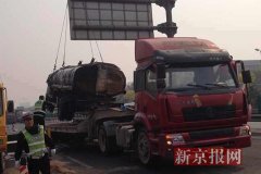 京开高速南往北方向黄村段一辆油罐车肇事燃烧