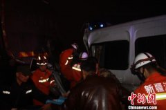 新疆北部雾雪天能见度低 8车连环相撞