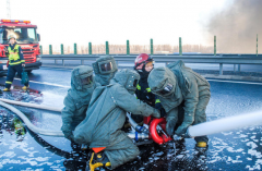 北京油罐车爆炸 现场滚滚浓烟火焰高达数十米