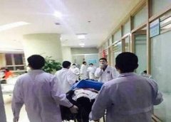 私家车撞上水泥隔离带 车上6人一死五伤(组图)