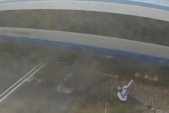英男子骑自行车与高速列车相撞竟死里逃生