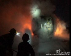 零下22度 奋勇扑救油罐车大火是个什么样子