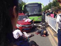 北京：公交与轿车相撞 致3学生死亡20人受伤