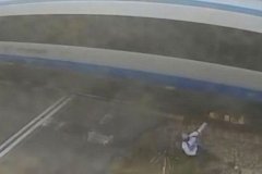 英国男子骑自行车与高速列车相撞 毫发无损