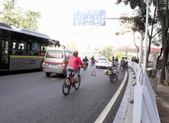 东山大道自行车道少有人骑行 多数人将车骑上机