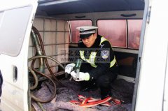 中巴变身油罐车 沧县交警及时“排弹”