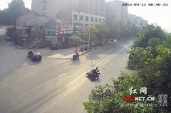 油罐车6公里漏油600斤 7辆摩托车打滑摔倒