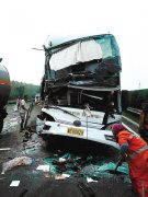 荣乌高速公路大巴车与油罐车相撞 15人受伤送往