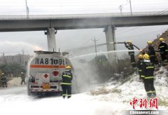 四川绵阳15吨油罐车起火燃烧成绵乐列车未受影响