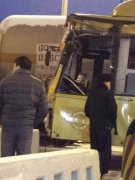 哈尔滨一公交车与油罐货运火车相撞 一节火车车