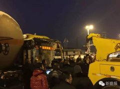 组图：哈尔滨一公交与火车相撞致火车脱轨