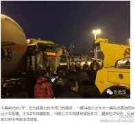 哈尔滨一公交与货运火车相撞 火车脱轨(组图)