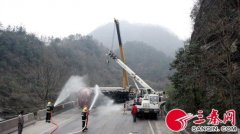 108国道宁强段载32吨甲醇罐车侧翻泄漏
