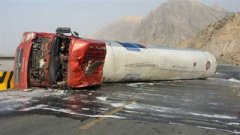 液化气槽罐车侧翻撞扁轿车