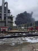 福建漳州PX工厂爆炸事故 最后一座油罐正全力扑