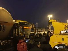 哈尔滨一公交车撞火车！火车脱轨事发先锋路段