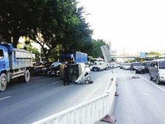 面包车司机犹豫上不上高架桥 分神撞上护栏侧翻