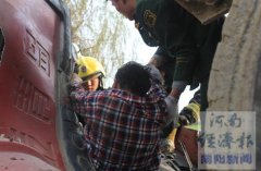 邓州裴营载40吨油罐车与货车追尾 造成一死一重伤