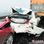 长张高速发生连环追尾事故导致油罐车泄漏