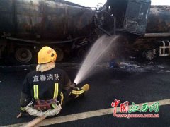 油罐车追尾硫酸车 消防十几秒救司机(图)