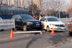 西海岸十车相撞护栏被撞断 疑因地面湿滑(图)