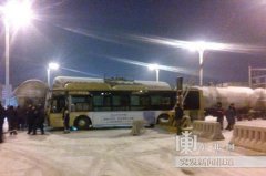 哈市先锋路公交车与货运火车相撞 出城方向堵车