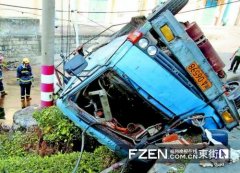 油罐车避开校车侧翻５吨重油泄漏 保住一车孩子