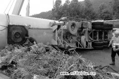 油罐车侧翻压小车