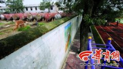 1500师生举行开学典礼 50米外储油罐突爆炸(图)
