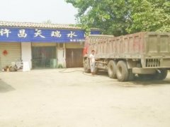 周口一水泥门市部暗藏黑加油点 群众害怕爆炸举