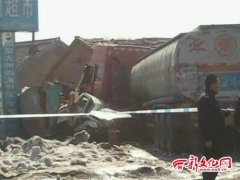 油罐车与警车迎面相撞 警车内派出所所长身亡