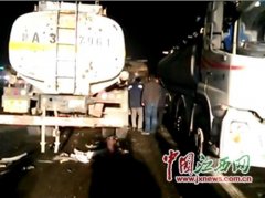 油罐车追尾导致泄露网友称在沪昆高速昌樟段堵