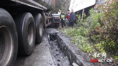 油罐车司机疲劳驾驶冲出路肩 幸好车上没装燃油