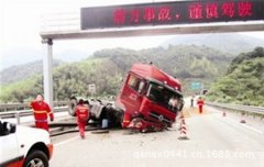 油罐车在高速路上失控侧翻 造成交通堵塞9小时