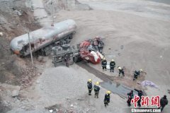 甘肃天水油罐车侧翻2人遇难交通中断