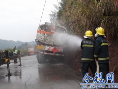 17吨油罐车侧翻引发汽油泄漏 信丰县多部门联动