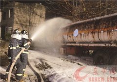 废弃油罐车起火 罐体向外冒气体 消防官兵迅速化解险情