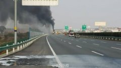 油罐车追尾硫酸槽罐车
