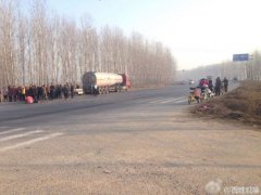 死亡路口：11岁少女被油罐车撞死 家属悲痛昏厥