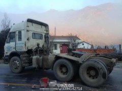 陕西载35吨汽油罐车侧翻 致宝成铁路中断8小时