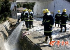 油罐车侧翻泄漏 宝成铁路中断8小时