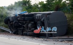 沪昆高速8吨油罐车高速上侧翻 救援时突发大火