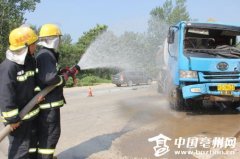 亳州一汽油罐车与小货车相撞 消防员高温下紧急