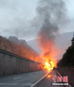 京昆高速一油罐车起火爆炸致3死1伤（高清组图）