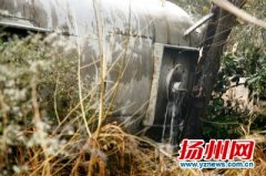 避让中学生槽罐车侧翻 危化品泄漏消防紧急筑坝
